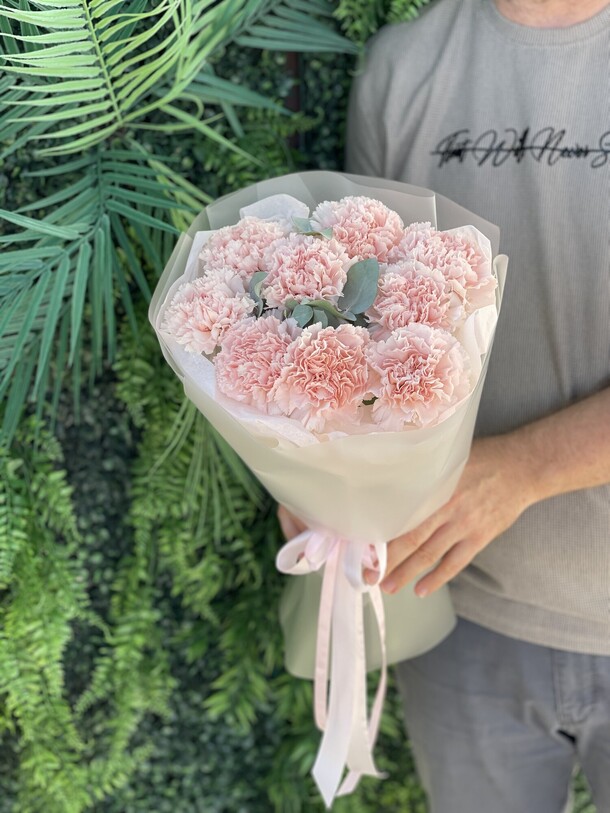 Букет с диантусами и эвкалиптом🌿, артикул F1479121 - 2500 рублей, доставка по городу. Flawery - доставка цветов