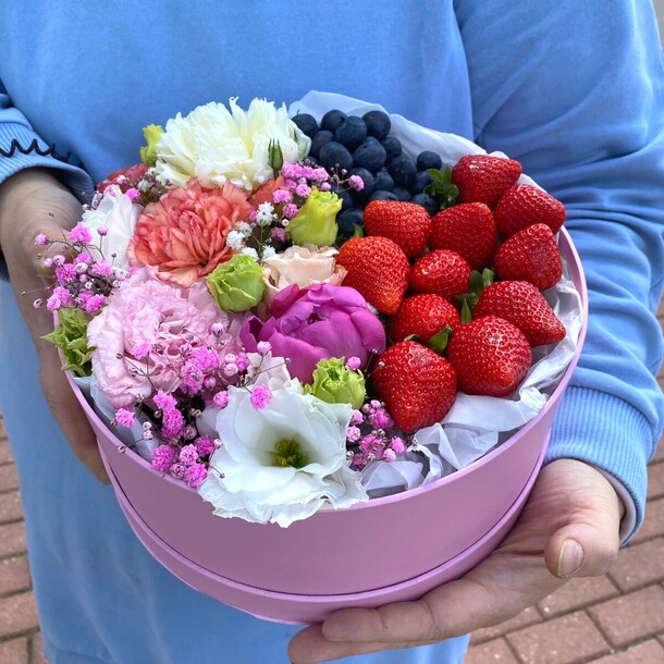 Коробочка с цветами и ягодами, артикул F1118906 - 4612 рублей, доставка по городу. Flawery - доставка цветов