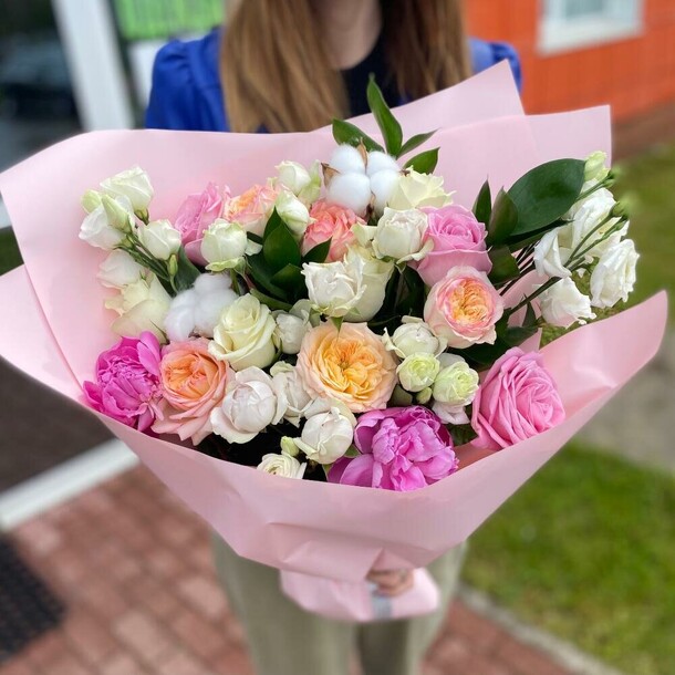 Букет пион, роз и эустом, артикул F1123738 - 6135 рублей, доставка по городу. Flawery - доставка цветов