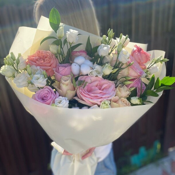 Букет эустом и роз, артикул F1123740 - 5696 рублей, доставка по городу. Flawery - доставка цветов