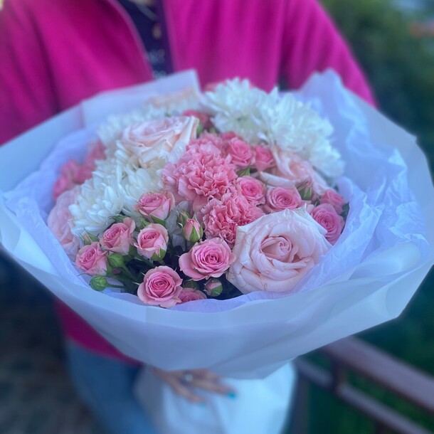 Букет роз, гвоздик и хризантем, артикул F1125050 - 3645 рублей, доставка по городу. Flawery - доставка цветов