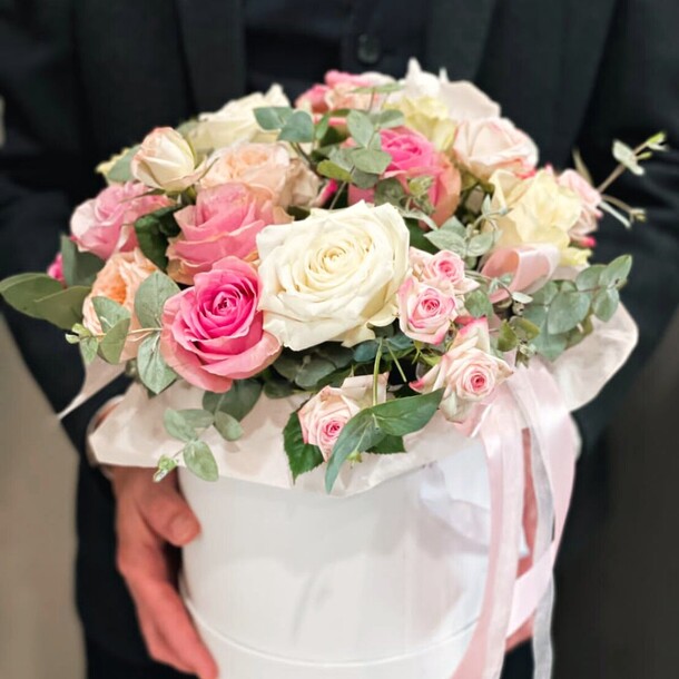 Композиция роз с эвкалиптом, артикул F1127781 - 5988 рублей, доставка по городу. Flawery - доставка цветов