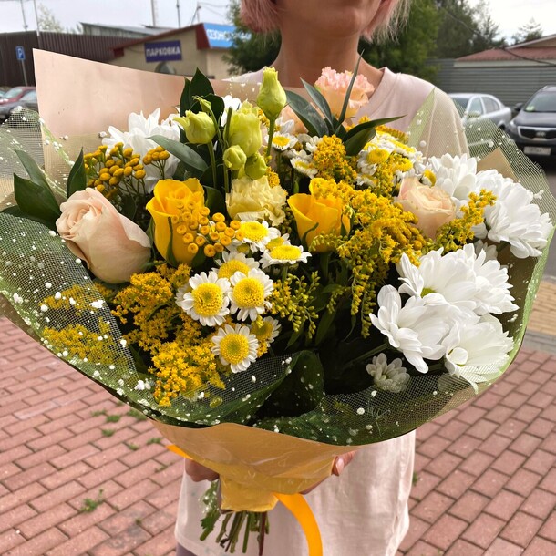 Букет роз, солидаго и хризантем, артикул F1127784 - 4524 рублей, доставка по городу. Flawery - доставка цветов