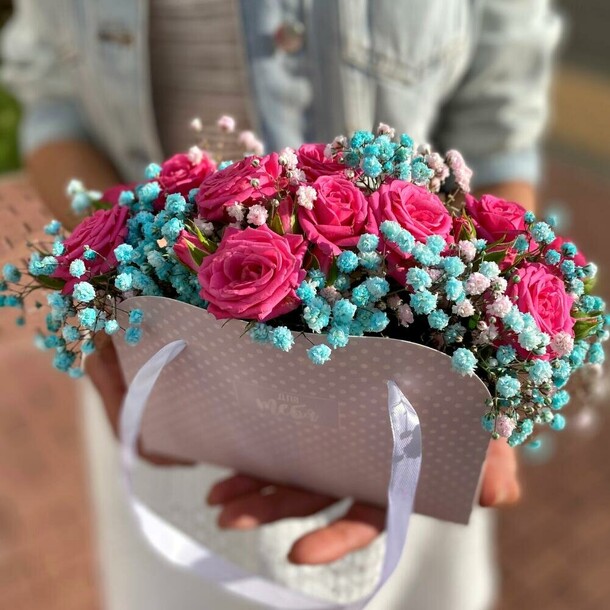 Сумочка гипсофилы с кустовыми розами, артикул F1129278 - 2181 рублей, доставка по городу. Flawery - доставка цветов