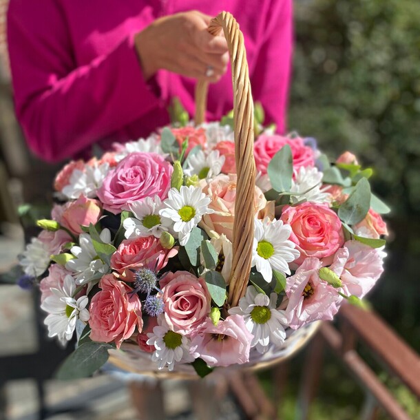 Композиция роз, хризантем и эустом, артикул F1132716 - 5403 рублей, доставка по городу. Flawery - доставка цветов