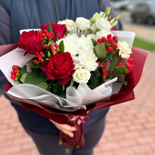 Букет роз, диантуса и хризантем, артикул F1141297 - 3207 рублей, доставка по городу. Flawery - доставка цветов