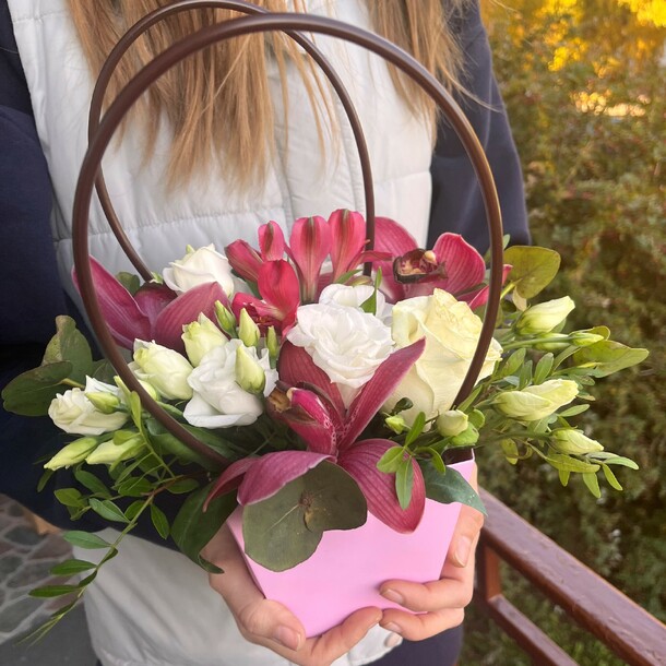 Композиция орхидей, альстромерий и эустом, артикул F1146328 - 3295 рублей, доставка по городу. Flawery - доставка цветов