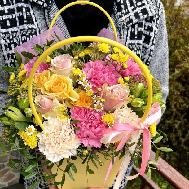 Композиция гвоздик, роз и альстромерий, артикул F1149812 - 3939 рублей, доставка по городу. Flawery - доставка цветов