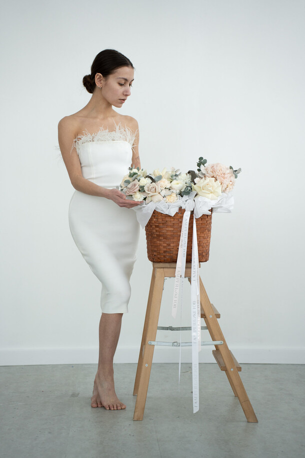 Корзина пудра с ранункулюсами, артикул F1326284 - 13000 рублей, доставка по городу. Flawery - доставка цветов