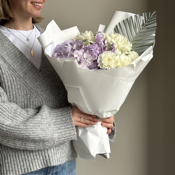 С гортензией и лавандовой маттиолой. Букет 8 галерея, артикул F1498060 - 3750 рублей, доставка по городу. Flawery - доставка цветов