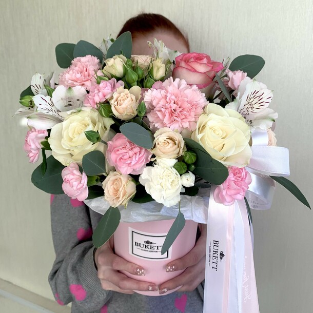 Цветы в коробке «нежная весенняя», артикул F1186215 - 4990 рублей, доставка по городу. Flawery - доставка цветов