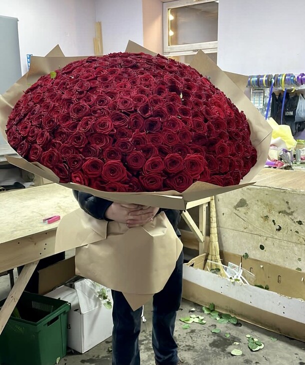 301 высокая свежая роза, артикул F1185996 - 77890 рублей, доставка по городу. Flawery - доставка цветов