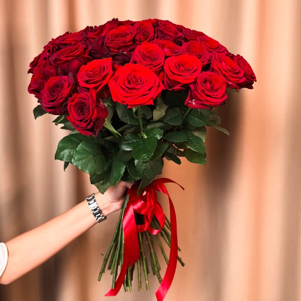 51 ароматная красная роза, артикул F1285700 - 14180 рублей, доставка по городу. Flawery - доставка цветов