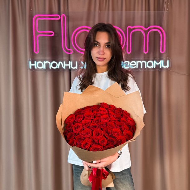 51 роза в крафте, артикул F1286044 - 13880 рублей, доставка по городу. Flawery - доставка цветов