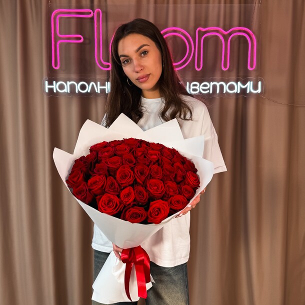 51 красная роза, артикул F1286047 - 12580 рублей, доставка по городу. Flawery - доставка цветов