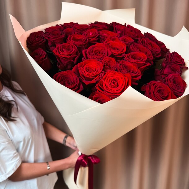 41 высокая красная роза, артикул F1286053 - 14180 рублей, доставка по городу. Flawery - доставка цветов