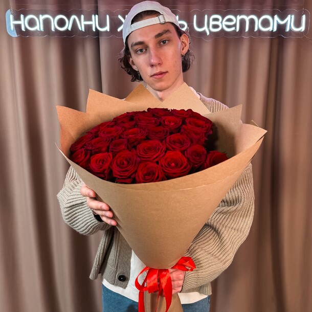 31 красная роза, артикул F1286175 - 10380 рублей, доставка по городу. Flawery - доставка цветов