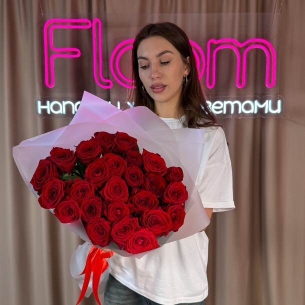 25 стойких красных роз, артикул F1286182 - 9690 рублей, доставка по городу. Flawery - доставка цветов