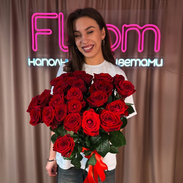 Красные розы ароматные, артикул F1286183 - 9690 рублей, доставка по городу. Flawery - доставка цветов