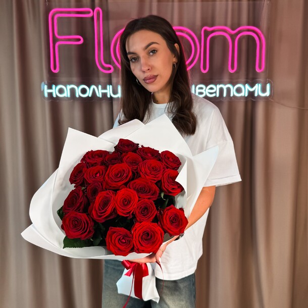 21 красная ароматная роза, артикул F1286203 - 8880 рублей, доставка по городу. Flawery - доставка цветов
