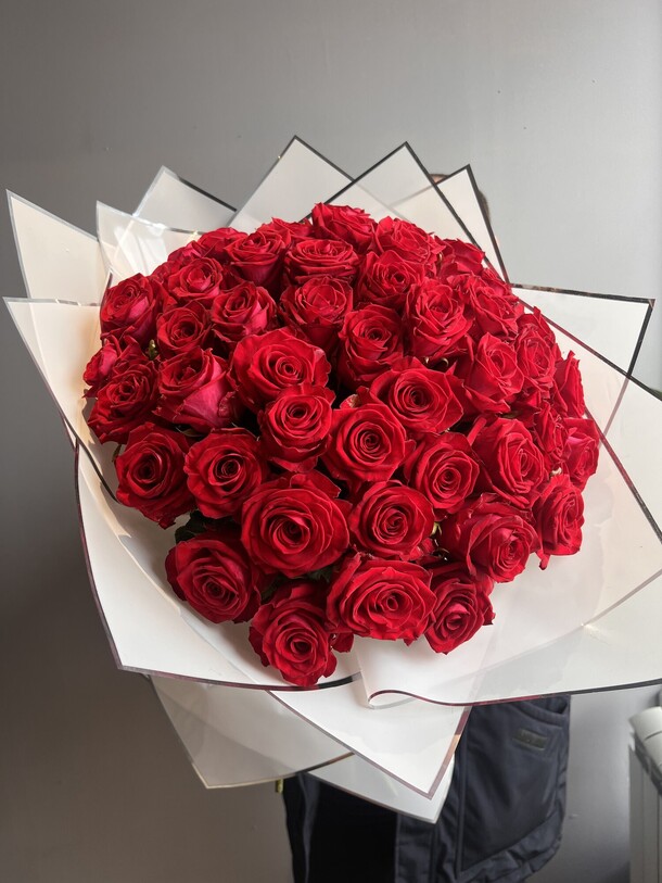 51 красная роза в упаковке, артикул F1263809 - 23100 рублей, доставка по городу. Flawery - доставка цветов
