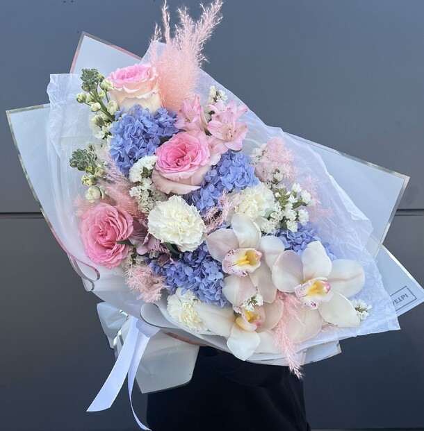 Букет с розами, орхидеей, гортензией, артикул F1268572 - 9790 рублей, доставка по городу. Flawery - доставка цветов