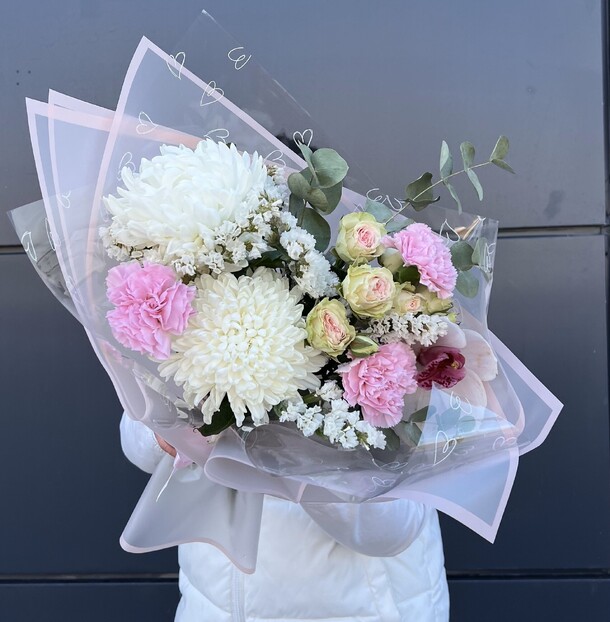 Букет с хризантемами, кустовыми розами и диантусами, артикул F1268584 - 5280 рублей, доставка по городу. Flawery - доставка цветов