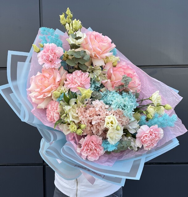 Яркий букет с розами, диантусами, гортензией, артикул F1268585 - 10285 рублей, доставка по городу. Flawery - доставка цветов