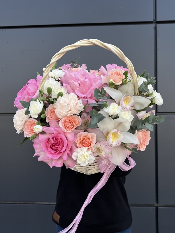 Объемная корзина с цветами, артикул F1269405 - 11000 рублей, доставка по городу. Flawery - доставка цветов