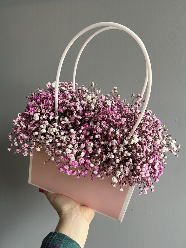 Сумочка с гипсофилой, артикул F1271171 - 4620 рублей, доставка по городу. Flawery - доставка цветов