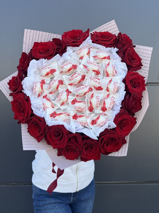 Букет с розами и рафаэлло, артикул F1271660 - 17600 рублей, доставка по городу. Flawery - доставка цветов