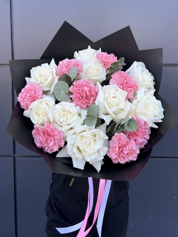 Букет с розами и диантусами, артикул F1274829 - 9460 рублей, доставка по городу. Flawery - доставка цветов