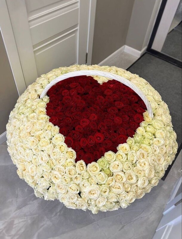 Корзина с 301 розой, артикул F1277870 - 114400 рублей, доставка по городу. Flawery - доставка цветов