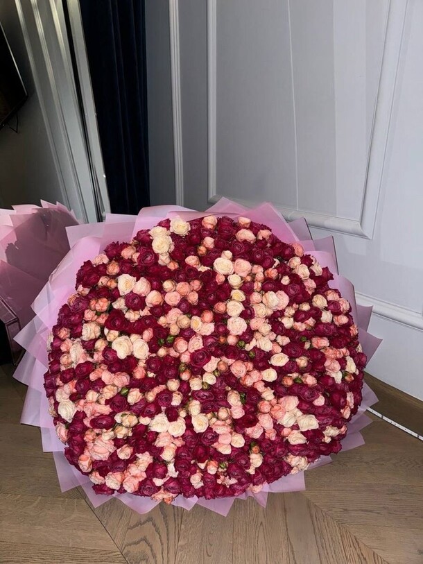 Букет из 201 кустовой розы, артикул F1277876 - 140800 рублей, доставка по городу. Flawery - доставка цветов