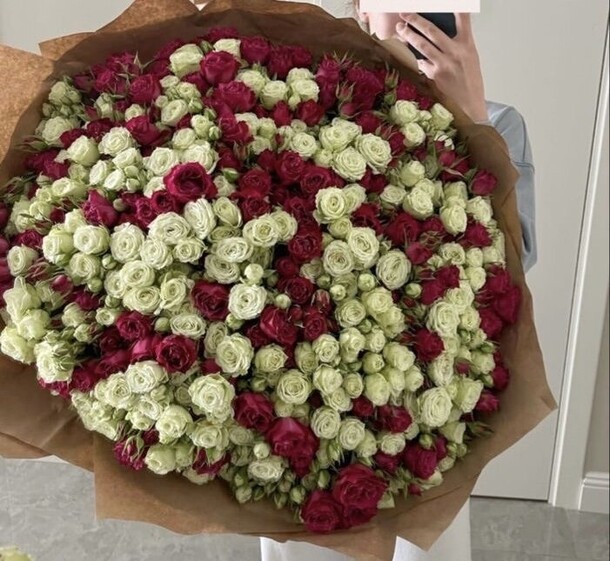 Букет из 151 кустовой розы, артикул F1277882 - 104500 рублей, доставка по городу. Flawery - доставка цветов