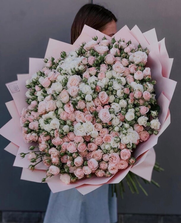 Букет из 101 кустовой розы, артикул F1277895 - 68200 рублей, доставка по городу. Flawery - доставка цветов