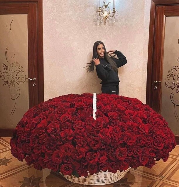 Корзина с 301 красной розой, артикул F1278221 - 114400 рублей, доставка по городу. Flawery - доставка цветов