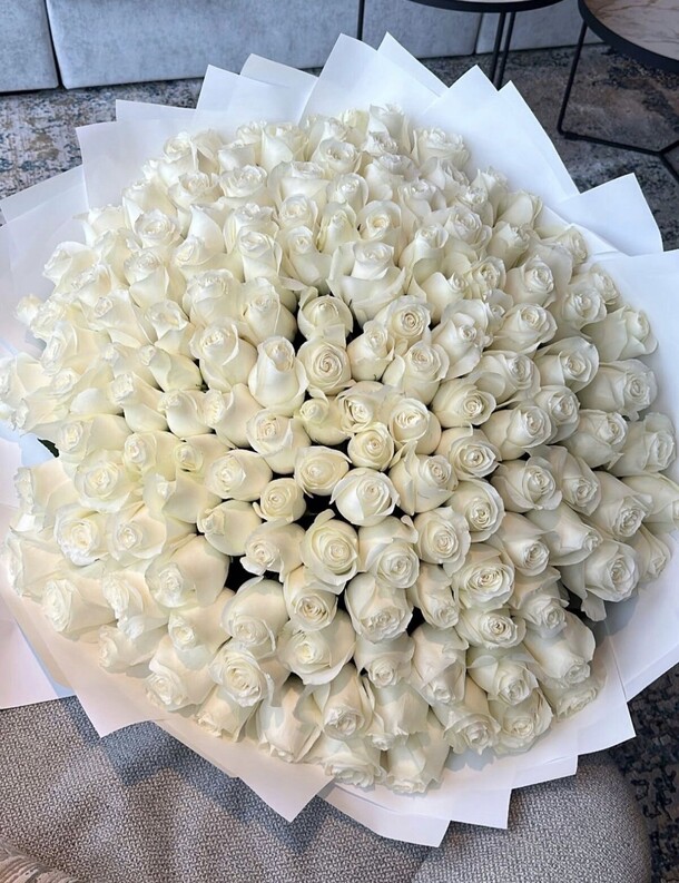 Букет из 101 белой розы, артикул F1278233 - 39600 рублей, доставка по городу. Flawery - доставка цветов