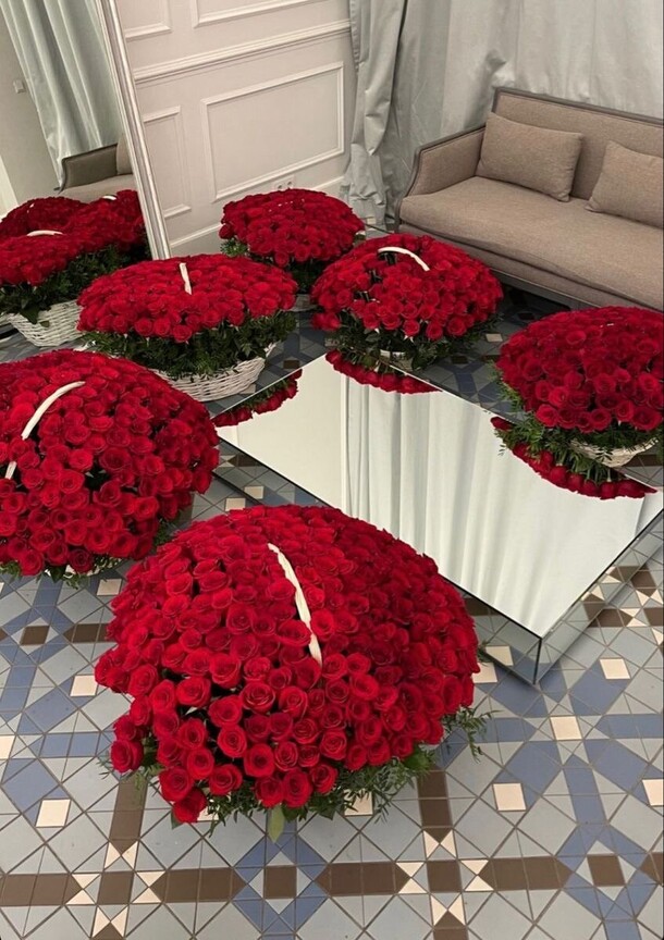 Шесть корзин с 101 розой, артикул F1278561 - 231000 рублей, доставка по городу. Flawery - доставка цветов