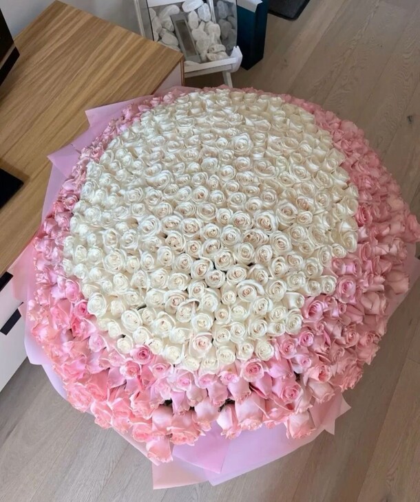 Букет из 351 розы, артикул F1279013 - 132000 рублей, доставка по городу. Flawery - доставка цветов