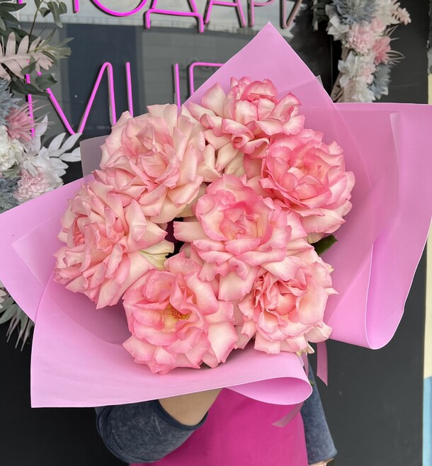 Монобукет из французских роз, артикул F1279527 - 4290 рублей, доставка по городу. Flawery - доставка цветов