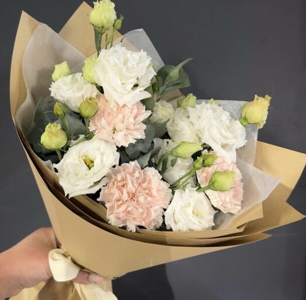 Букет с эустомой и диантусами, артикул F1282209 - 3300 рублей, доставка по городу. Flawery - доставка цветов