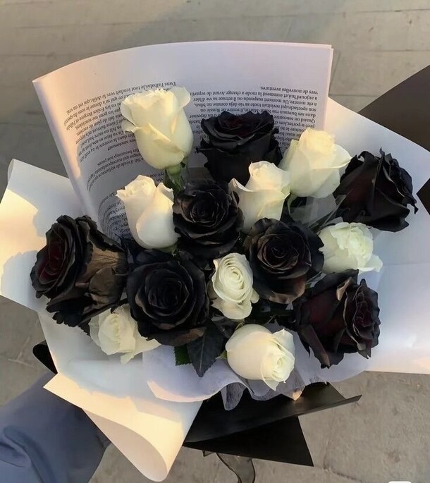 Букет с черными и белыми розами, артикул F1285517 - 8800 рублей, доставка по городу. Flawery - доставка цветов