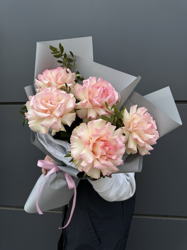 Букет с французскими розами, артикул F1287004 - 4015 рублей, доставка по городу. Flawery - доставка цветов