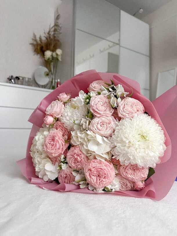 Букет с гортензией и кустовыми розами, артикул F1288478 - 8470 рублей, доставка по городу. Flawery - доставка цветов