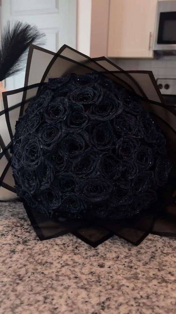 Букет из 51 чёрной розы, артикул F1288515 - 31900 рублей, доставка по городу. Flawery - доставка цветов