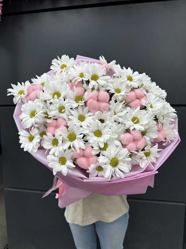 Букет с ромашковыми хризантемами и хлопком, артикул F1291660 - 7920 рублей, доставка по городу. Flawery - доставка цветов