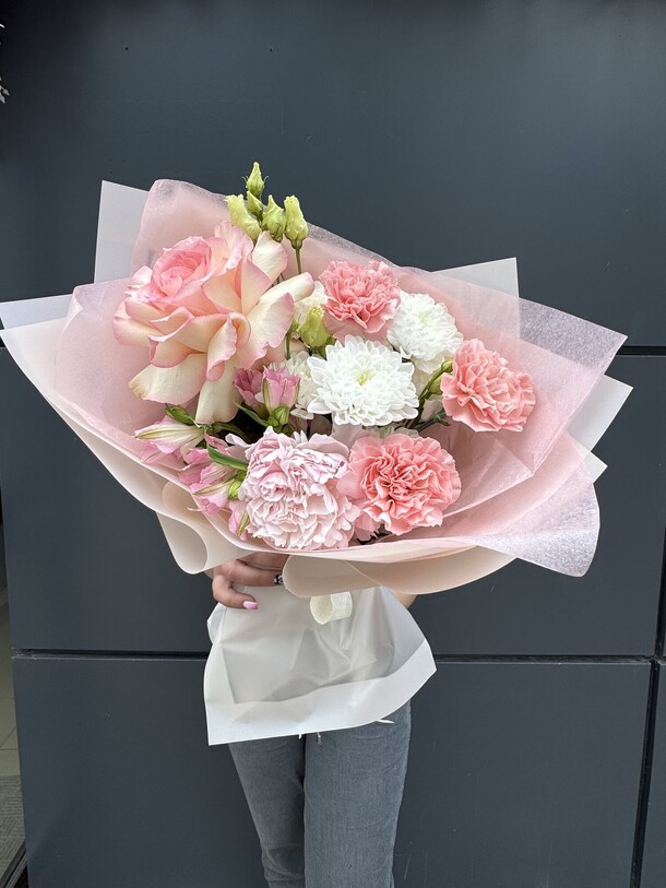 Букет с диантусами, пионом и французской розой, артикул F1292761 - 5170 рублей, доставка по городу. Flawery - доставка цветов