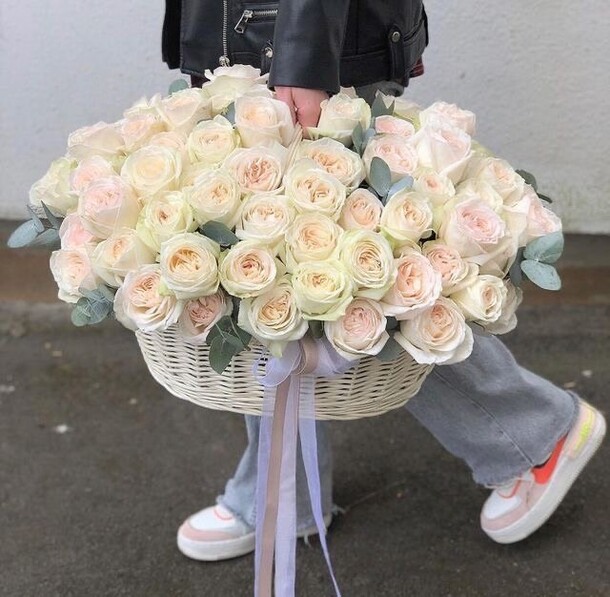 Корзина с 101 розой, артикул F1292954 - 41140 рублей, доставка по городу. Flawery - доставка цветов