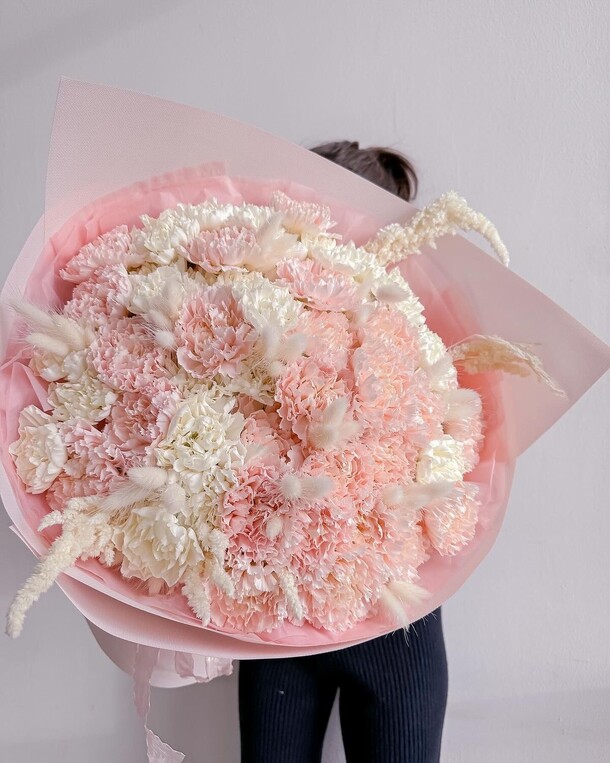 Букет из 51 диантуса, артикул F1296813 - 15125 рублей, доставка по городу. Flawery - доставка цветов